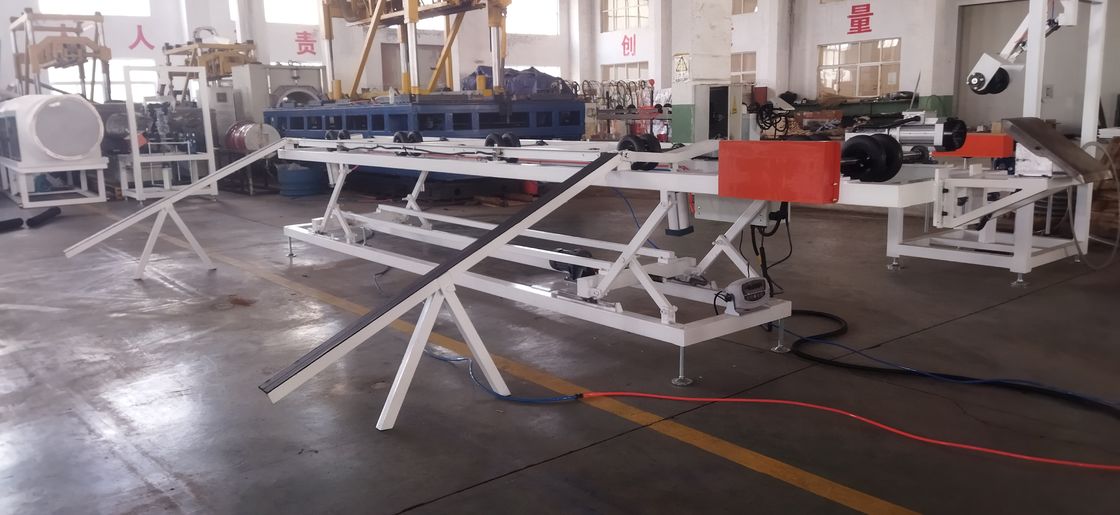 63mm ขั้นต่ํา กว้างของท่อ สายดึงท่อ corrugated ผนังคู่ด้วย HV> 940 ความแข็งของท่อและระบบควบคุม PLC