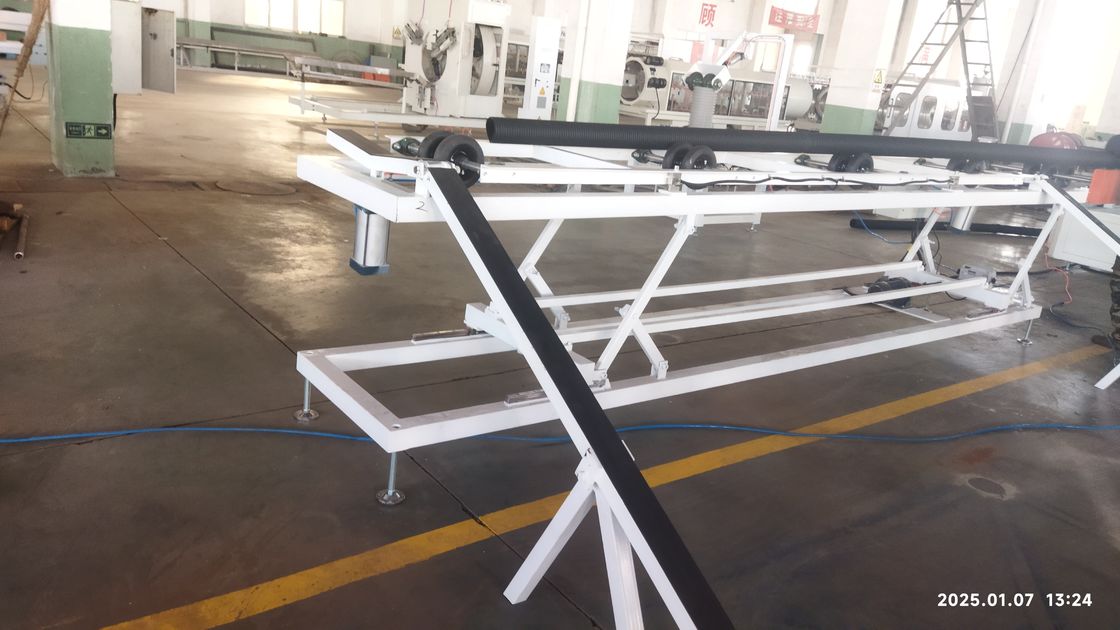 สายการผลิตท่อลูกฟูกสองชั้นแบบทนทาน พร้อมระบบการมีส่วนร่วมแบบเต็มรูปแบบและดีไซน์สกรูเดี่ยว สำหรับกำลังการผลิต 250-1000 กก./ชม.