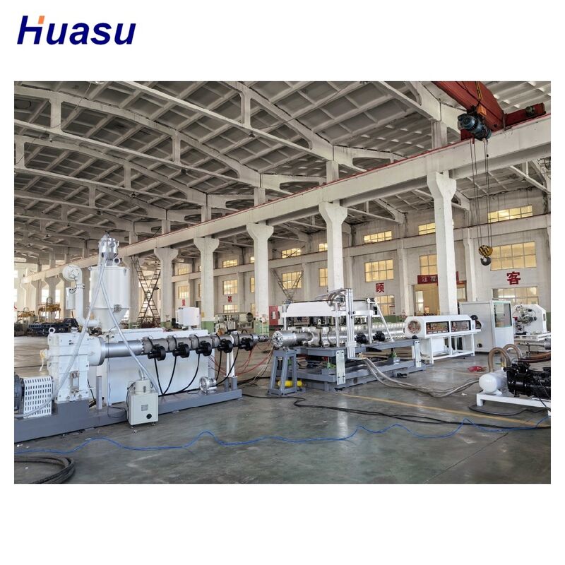 สายการผลิตการอัดรีดท่อป้องกันสายเคเบิล ช่วงเส้นผ่านศูนย์กลางท่อ 32 มม.-1600 มม. พร้อมอินเทอร์เฟซหน้าจอสัมผัสควบคุม PLC และสกรูอบไนไตรด์