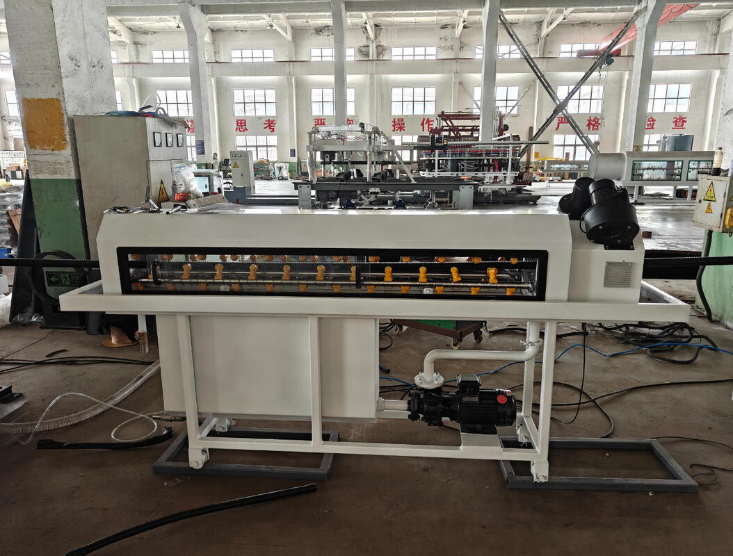 สายการผลิตท่อลูกฟูกผนังเดี่ยวพร้อมระบบควบคุม PLC และส่วนประกอบไฟฟ้า Schneider/Siemens ที่มีคุณสมบัติการไนไตรด์ของกระบอกสูบลึก 0.4 ถึง 0.7 มม.