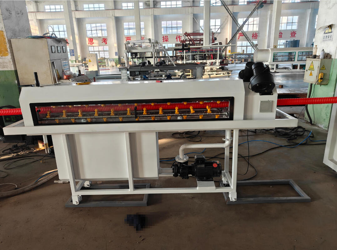 สายการผลิตการอัดขึ้นรูปท่อลูกฟูกผนังเดี่ยวระบายความร้อนด้วยน้ำ พร้อมมอเตอร์หลัก Siemens สำหรับวัสดุ PE PP PVC