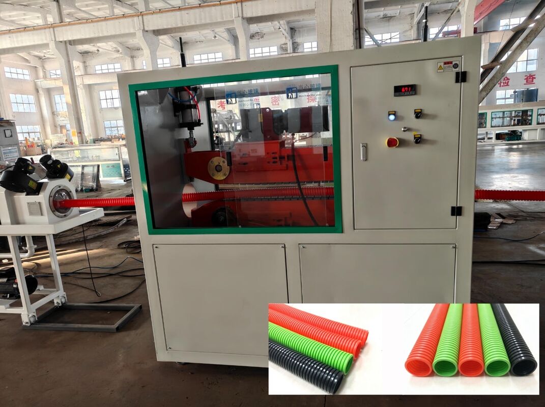 เครื่องรีดท่อลูกฟูกผนังชั้นเดียวพร้อมระบบควบคุมระยะไกล PLC และอุปกรณ์ไฟฟ้า Siemens Schneider สำหรับการผลิตท่อที่ทนทาน